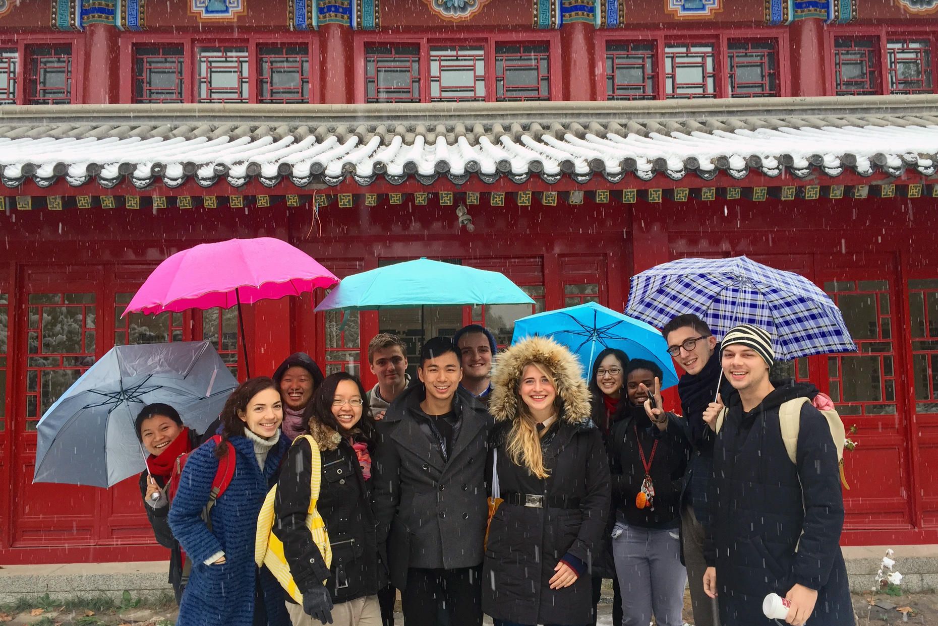 Bei einer Studienreise nach Xi’An erhielten die Studierenden der Yenching Academy eine Führung durch das Steinsäulen-Museum, das besonders alte Kalligrafien zeigt.