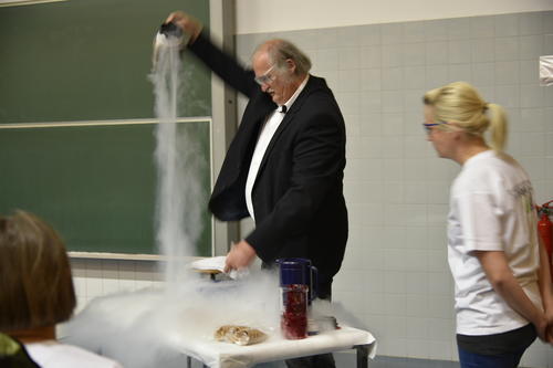 Experimente im Hörsaal: Ulrich Abram, Chemie-Professor und Prodekan für Studium und Lehre am Fachbereich Biologie, Chemie und Pharmazie, begrüßte die Neuimmatrikulierten mit selbstgemachtem Eis.