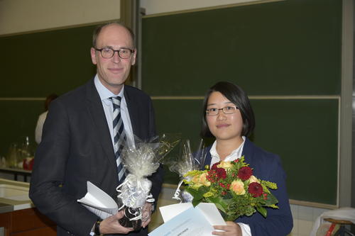 Der Präsident der Freien Universität Professor Peter-André Alt überreichte der Chemie-Studentin Yanyan Shen eine Auszeichnung des DAAD für ihre herausragenden Studienleistungen.