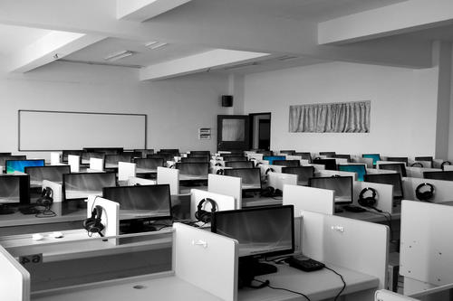 Es reicht heutzutage längst nicht mehr aus, nur eine Stunde mit der Klasse im Computerraum zu verbringen. Neue Kompetenzen für digitale Werkzeuge wie Blogs oder Collaborative Writing Pads sind gefragt.