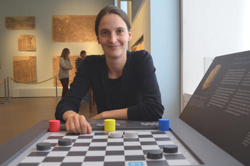 Das Schachspiel ist im frühen Mittelalter aus dem arabischen Raum nach Europa gekommen und ist ein gutes Beispiel für Wanderungen von Kulturgut. Die Kunsthistorikerin Isabelle Dolezalek von der Freien Universität hat die Ausstellung mitkonzipiert.