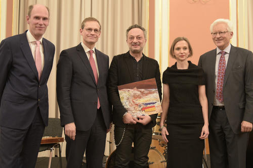 Der Preisträger (Mitte) mit Prof. Peter-André Alt (l., Präsident der Freien Universität), Michael Müller (2.v.l., Regierender Bürgermeister), Laudatorin Dr. Wiebke Porombka und Prof. Dr. Manfred Erhardt (r., Stiftung Preußische Seehandlung).