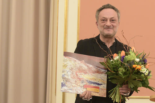 Feridun Zaimoglu ist mit dem Berliner Literaturpreis ausgezeichnet worden. Im Sommersemester übernimmt er die daran geknüpfte Heiner-Müller-Gastprofessur für deutschsprachige Poetik an der Freien Universität Berlin.