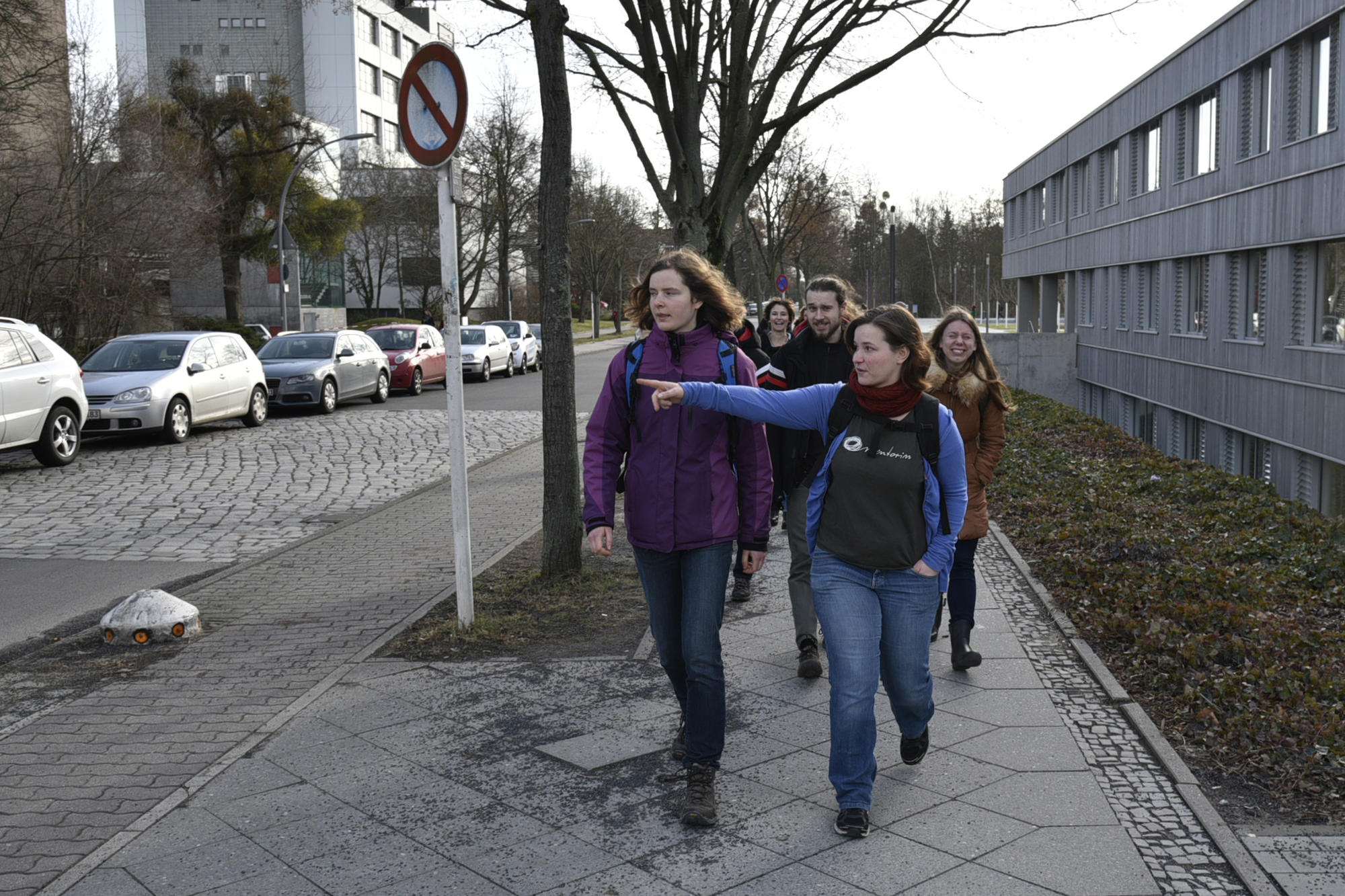 Mentorin Anja Kühnel führt die litauischen Studierenden durch die Fabeckstraße.