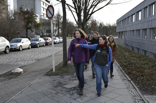 Mentorin Anja Kühnel führt die litauischen Studierenden durch die Fabeckstraße.