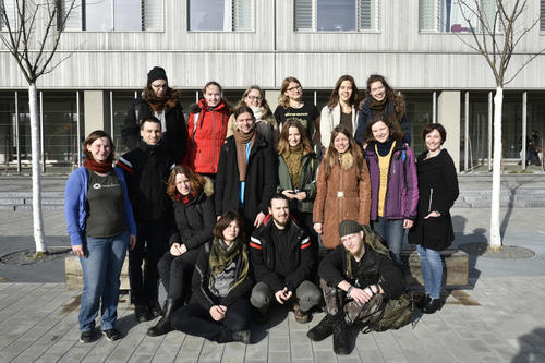 Die litauische Gruppe mit den Studentinnen der Freien Universität Anja Kühnel (li.) und Annika Abt (re.) vor dem Neubau für die Kleinen Fächer.