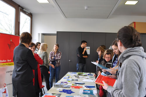 Gespräche, Infostände und ein Workshop zum Thema Bewerbung – mit dem ausführlichen Angebot auf dem bioJobs-Tag wollten die Initiatorinnen die Möglichkeit bieten, alle Fragen der Studierenden zu beantworten.