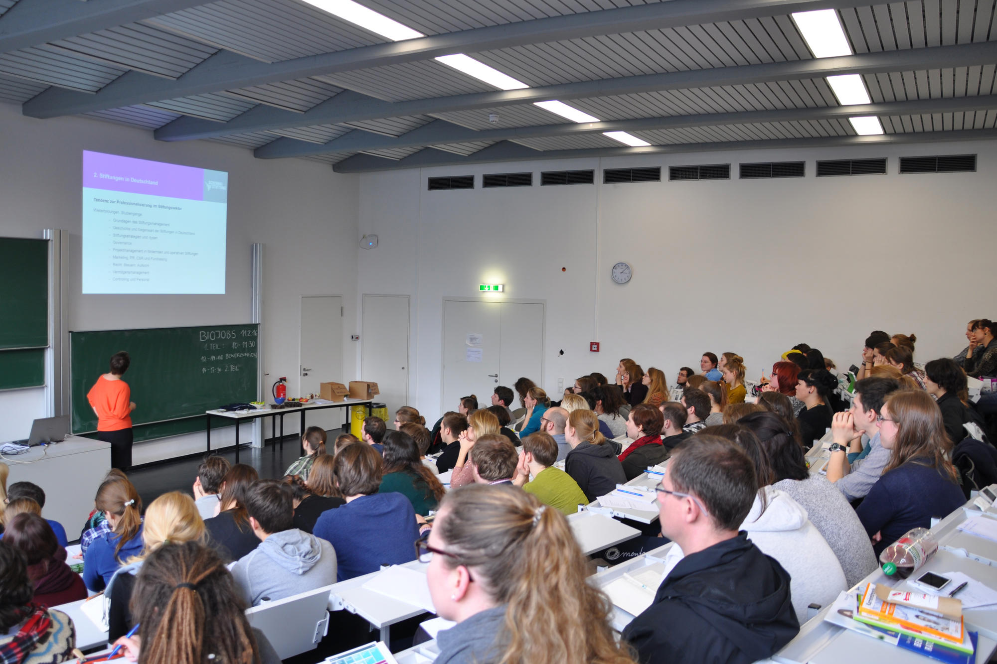 Die Nachfrage war groß: Mehr als 250 Studentinnen und Studenten waren beim bioJobs-Tag, um von Biologie-Absolventinnen und -Absolventen zu hören, in welchen Beruf ihr Studium sie geführt hat.