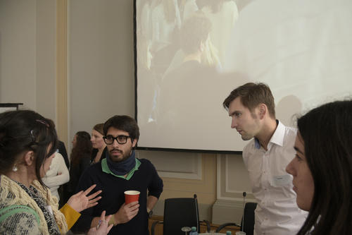 Janis Bode (rechts) vom Spieleentwickler „Gameduell“ im Gespräch mit Besuchern des Karrieretags.
