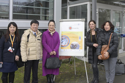 Nachhaltigkeit und Klimaschutz schon Schülern vermitteln: Karola Braun-Wanke (2. v. r.), Initiatorin der SchülerUni, hatte die Lehrer und Mitarbeiter der Grundschule an der Pekinger Universität nach Berlin eingeladen.