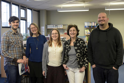 Ein Team, dass sich engagiert: Die studentischen Hilfskräfte des Selbstlernzentrums mit Maria Giovanna Tassinari, Leiterin des Zentrums.