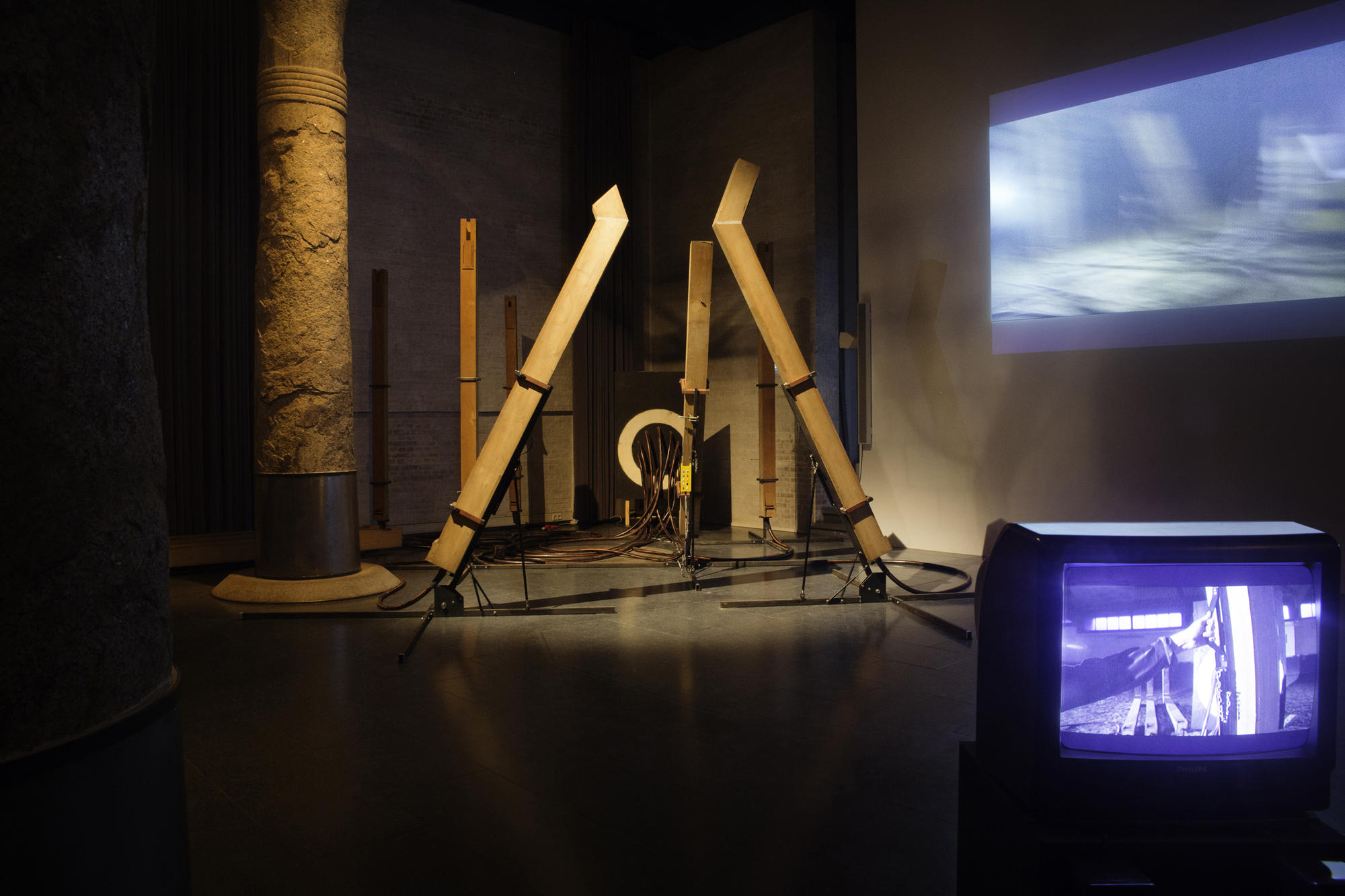 Die Installation „Organism Response“ im Sahurê-Saal der Nationalgalerie Sammlung Scharf-Gerstenberg.