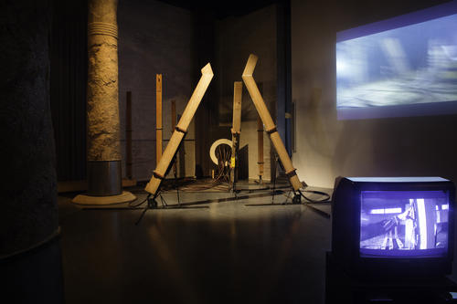 Die Installation „Organism Response“ im Sahurê-Saal der Nationalgalerie Sammlung Scharf-Gerstenberg.