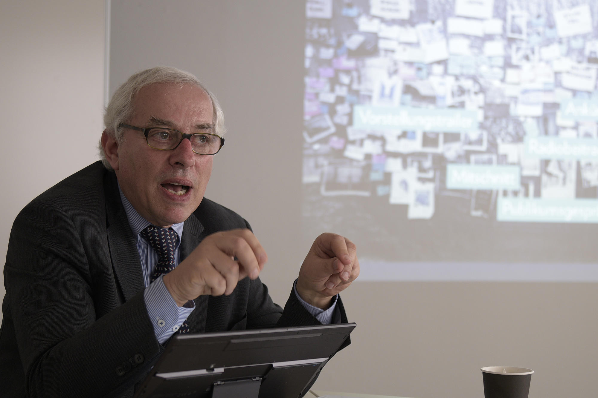 CeDiS-Leiter Nicolas Apostolopoulos zeigte sich angetan von der Arbeit der Schülerinnen und Schüler.