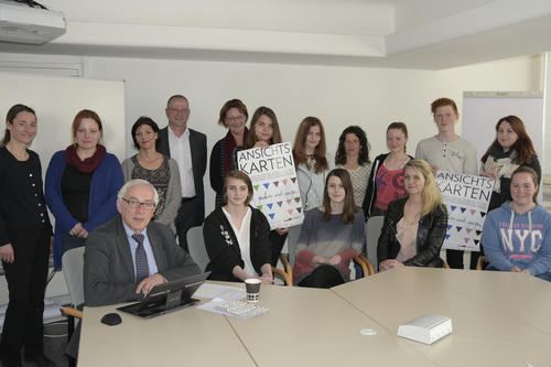 Nicolas Apostolopoulos (3.v.l.) mit Regisseurin Susanne Chrudina (4.v.l.), dem Schulleiter der Ernst-Haeckel-Schule Jörn-Peter Roloff (5.v.l.), Lehrerin Jördis Gierig (6.v.l.) und den Schülerinnen und Schülern, die an dem Projekt beteiligt waren.