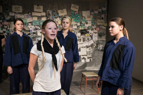 In dem Theaterstück „Ansichts-Karten von gestern nach morgen“ haben sich Schülerinnen und Schüler der Ernst-Haeckel-Oberschule mit dem Thema Holocaust auseinandergesetzt.