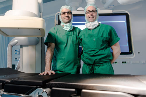 Professor Andreas Greiner (re.), Leiter der Klinik für Gefäßchirurgie am Campus Benjamin Franklin, und der Leitende Oberarzt Safwan Omran (li.) im neuen Hybrid-OP-Saal.