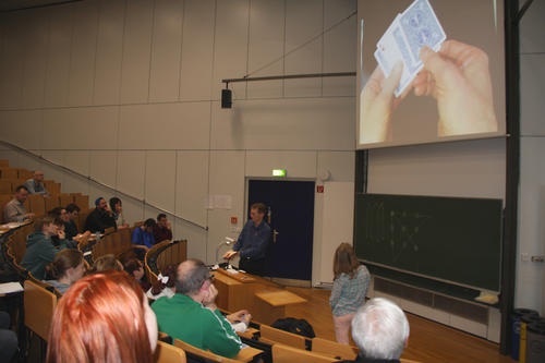 Doktorandin Linda Kleist und Diplom-Physiker Erhard Zorn von der Technischen Universität Berlin lösten mit den Schülerinnen und Schülern mathematische Rätsel und zeigen Kartentricks.