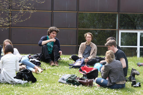 Auch Mathefreunde schätzen eine kleine Pause auf einer Campuswiese.
