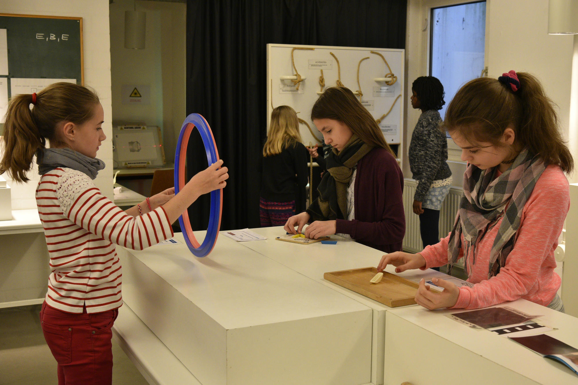 Spielerisches Entdecken statt Frontalunterricht: Rund 130 Schülerinnen unternahmen beim diesjährigen Girls' Day eine "Reise durch die Physik".