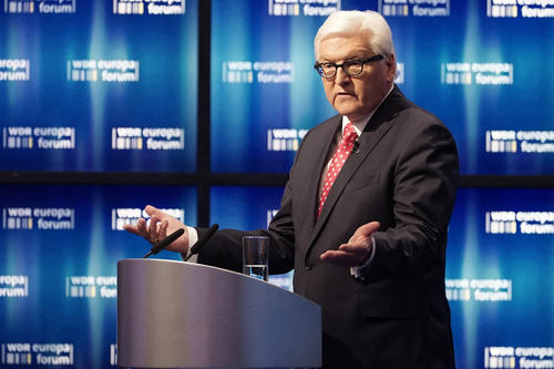 Außenminister Steinmeier: Der zunehmende Populismus arbeite mit der Angst der Menschen vor Kontrollverlust. Deshalb zögen sie sich „ins Nationale“ zurück. Demokratie heiße jedoch, ein Stück Kontrolle abzugeben – um gemeinsam handeln zu können.