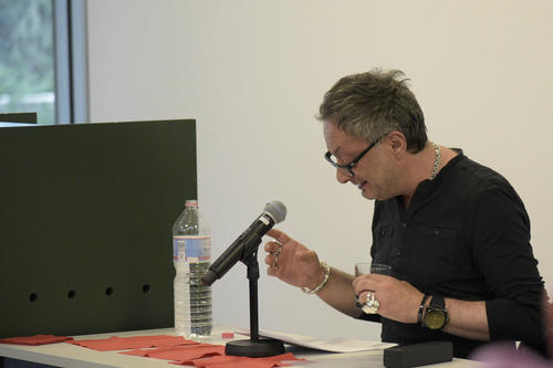 Feridun Zaimoglu bei seiner Antritts(vor)lesung als Heiner-Müller-Gastprofessor. Der Arm, der bei seinem Vortrag dauernd in Bewegung ist, gibt den Rhythmus vor.