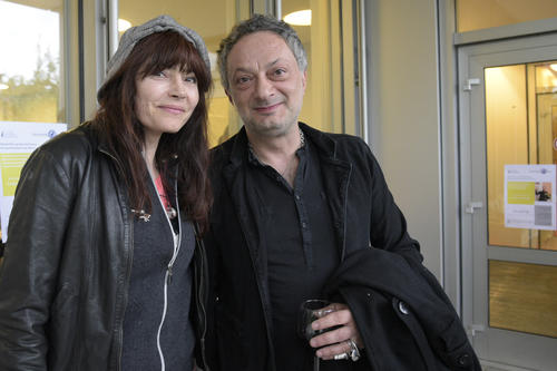 Belhe und Feridun Zaimoglu. Das Birnen-Foto war, als dieses Bild entstand, schon zu Dokumentationszwecken an die Mutter verschickt worden. Auf unserem Bild hält der Schriftsteller deshalb wieder ein Glas Traubensaft in der Hand.
