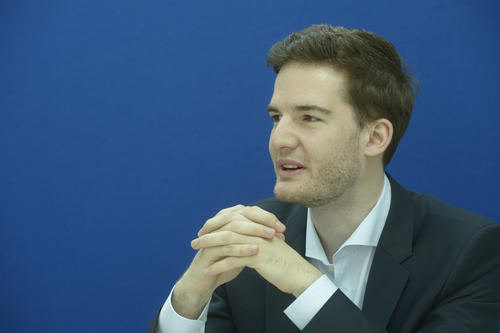 Dennis Kölling zog es an die Alma Mater seines Vaters. Er studiert im Masterstudiengang Global History und arbeitet unter anderem im Alumni-Büro.