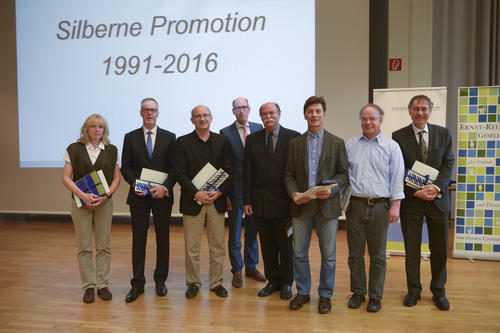 Mehr als 100 Promotionsjubilare kehrten nach 25 Jahren zurück an die Freie Universität, unter ihnen auch Achim Kölling (2. v.l.). Universitätspräsident Professor Peter-André Alt (4. v.l.) überreichte die Urkunden.