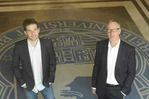 Achim Kölling promovierte an der Freien Universität. Heute studiert und arbeitet dort sein Sohn Dennis. Anlässlich der Feierlichkeiten zur Silbernen Promotion trafen sich beide in Dahlem.