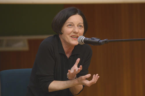 Herta Müller erzählte von ihrem Schreiben, von der Vorbereitung auf das Schreiben und davon, wie sich ein Gegenstand seine Sprache sucht.
