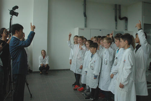 „Wer will später mal Wissenschaftler werden?“ Auf die Frage des TV-Journalisten Bokjung Kim meldeten sich gleich mehrere Kinder.