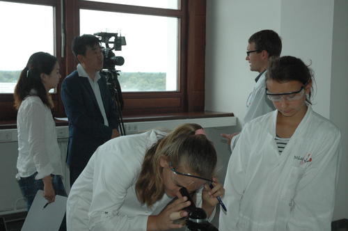 Der Nawi-Lehrer Johannes Weirauch von der Katholischen Schule St. Alfons hat als Lehramtsstudent früher selbst im NatLab der Freien Universität gearbeitet. Eine gute Schule, wie er findet.