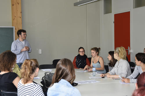 Johannes Traulsen mit dem Deutsch-Leistungskurs des Lilienthal-Gymnasiums. Der wissenschaftliche Mitarbeiter am Arbeitsbereich Ältere deutsche Literatur der Freien Universität diskutiert mit den Jugendlichen über ihre Rechercheergebnisse.