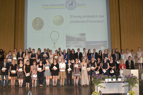 Große Bühne: 77 junge Wissenschaftlerinnen und Wissenschaftler erhielten ihre Promotionsurkunde, zwölf schlossen mit einem PhD in Biomedical Science ab.