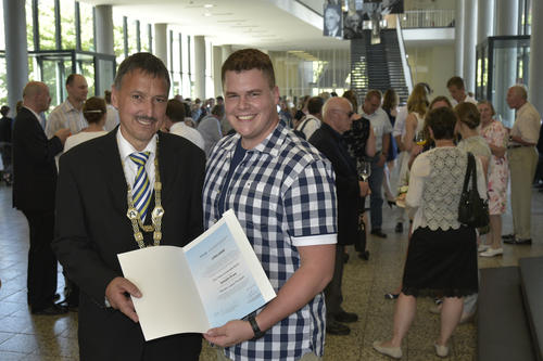 Renato Lopes Previdelli (r.) wurde bei der Promotionsfeier am Fachbereich Veterinärmedizin mit dem DAAD-Preis für ausländische Studierende für besondere Studienleistungen und soziales Engagement ausgezeichnet. Links: Dekan Prof. Dr. Jürgen Zentek.