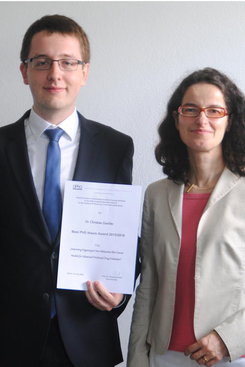 Prof. Charlotte Kloft überreichte Christian Zoschke den Promotionspreis: „Christian Zoschkes Arbeit ist eine herausragende akademische Leistung und liefert unter anderem neue Erkenntnisse in Hinblick auf die Barrierefunktion der Haut“.