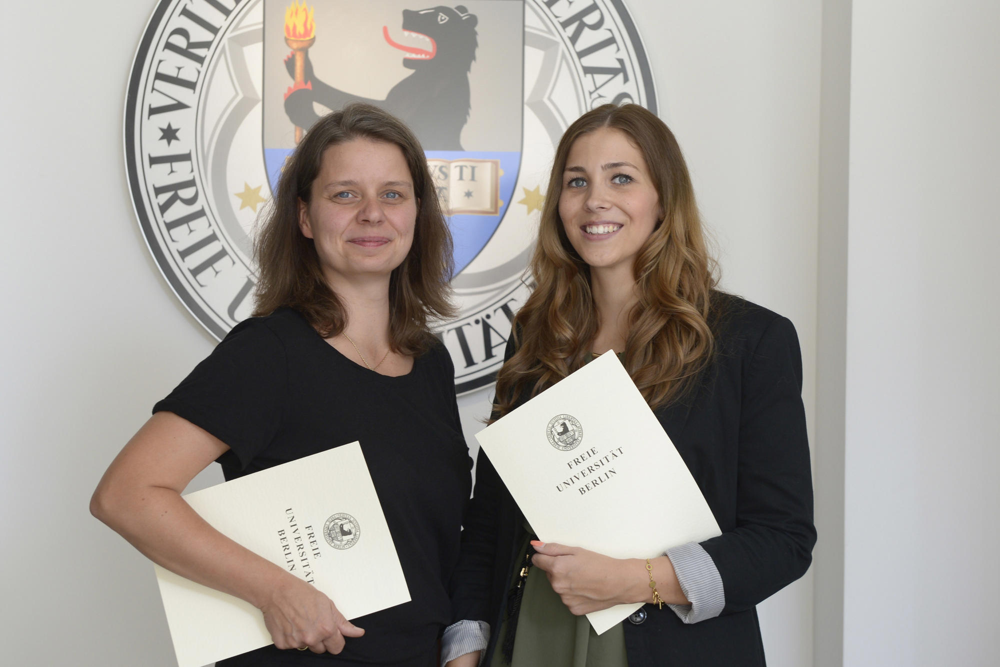 Zwei der erfolgreichen Absolventinnen: Candy Drewitz (li.), Büroleiterin des Rechtsamts, und Daniela Streller, Verwaltungsmitarbeiterin im Leitungsbereich der Technischen Abteilung.