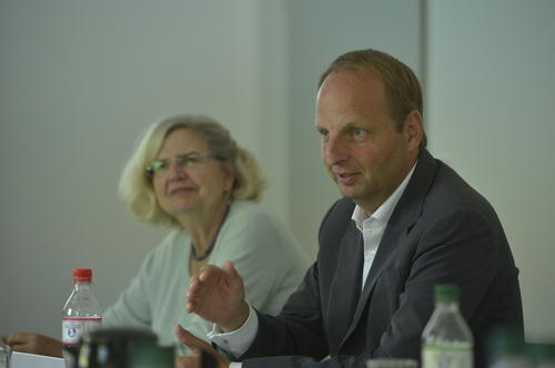 Professorin Monika Schäfer-Korting, Erste Vizepräsidentin der Freien Universität und BB3R-Sprecherin, hatte sich gemeinsam mit dem für Tierschutz zuständigen Senator Thomas Heilmann die Präsentation des "Veterinary Skills Net" angesehen.