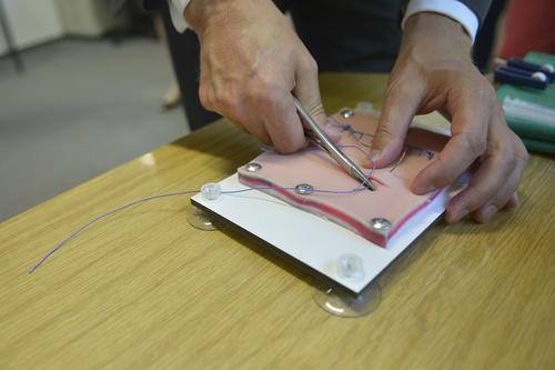 An Naht-Pads aus hautähnlichem Silikon können Studierende unterschiedliche Nahttechniken unter realen Bedingungen erproben.