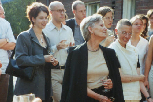Das Institut verabschiedete Hella Tiedemann am 20. Juli 2001 mit einer Feier auf der Terrasse im Hüttenweg 9.