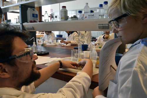 Jakob Fehmel begeistert Kinder bereits seit vier Jahren im NatLab für Chemie.