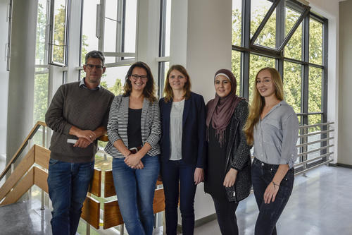 Unterstützen Flüchtlinge bei der Aufnahme eines Studiums (v. l. n. r.): Florian Kohstall, Stefanie Böhler, Dorothee Mackowiak, Fatima Ajroudi und Kyra Gawlista.