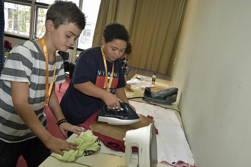Im Workshop „Aus alt mach schick“ konnten Schüler lernen, wie sich aus alten Stoffen neue Kleidung basteln lässt.