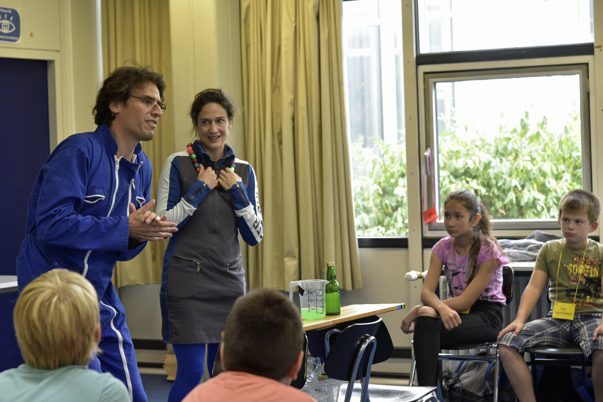 Marie-Thérèse Fontheim und Fabian Monasterios vom Grips-Theater ermittelten im Workshop „WASSERbomben“ gemeinsam mit den Schülern.