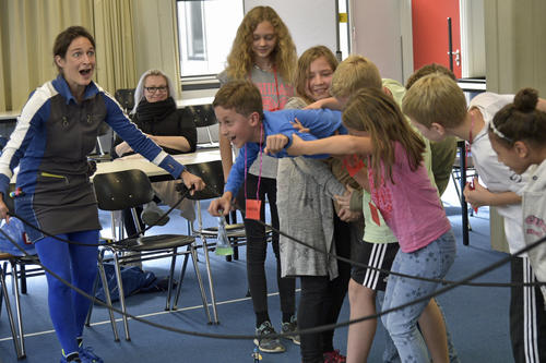 Wer hat das Wasser des kasachischen Brunnens vergiftet? Die Schülerinnen und Schüler der 6 c der Grundschule an der Marie in Prenzlauer Berg sind den Tätern schon auf der Spur.