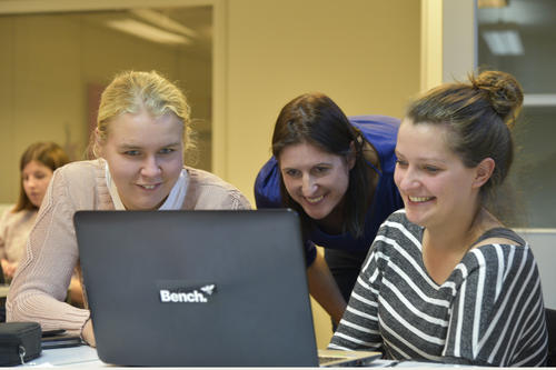 Professorin Petra Anders (Mitte) mit zwei ihrer Seminarteilnehmerinnen beim Programmieren.