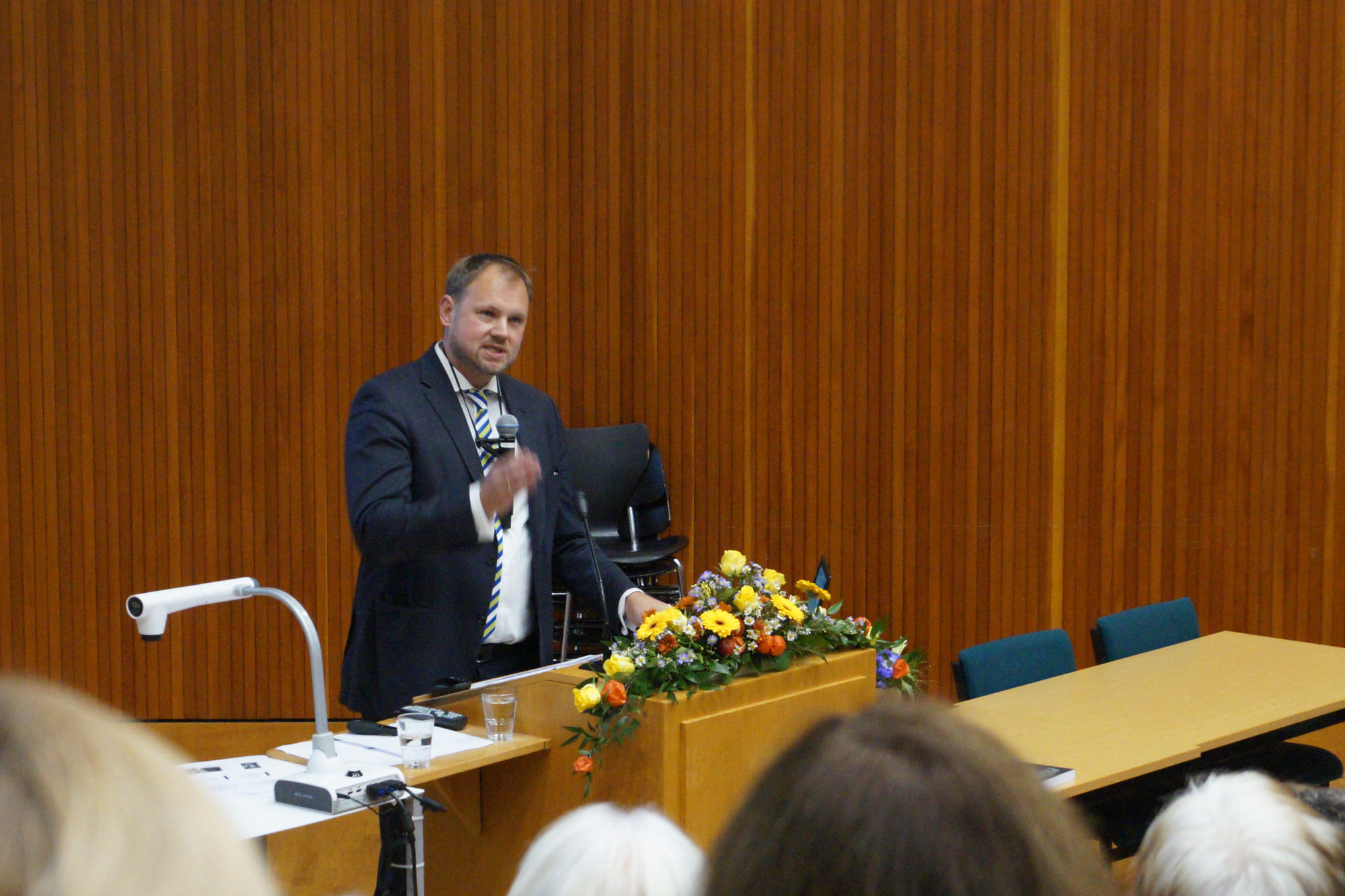 Hauke Heekeren, Dekan des Fachbereichs Erziehungswissenschaft und Psychologie der Freien Universität, dankte herzlich auch im Namen des Fachbereichs und des Präsidiums für Ramsegers herausragende Arbeit an der und für die Freie Universität.