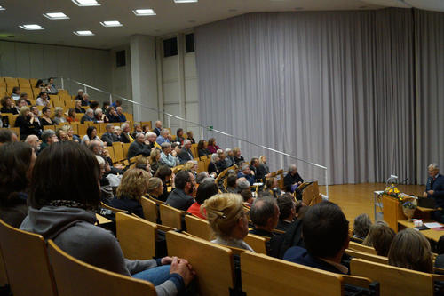 Knapp 200 Gäste kamen zur letzten Vorlesung des Grundschulpädagogen Professor Jörg Ramseger an der Freien Universität.