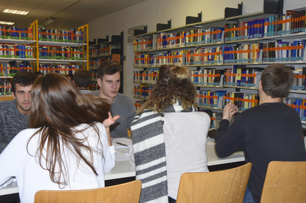 Muss passen: Auch in Lerngruppen kommt es auf eine gute Beziehung an. Beim ersten Lerngruppen-Speed Dating konnten Studierende aus den Anfangssemestern in BWL oder VWL am Fachbereich Wirtschaftswissenschaft nach Partnern suchen.